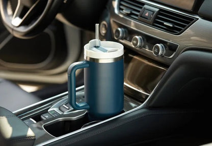 gourde avec paille bleue dans support gobelet voiture