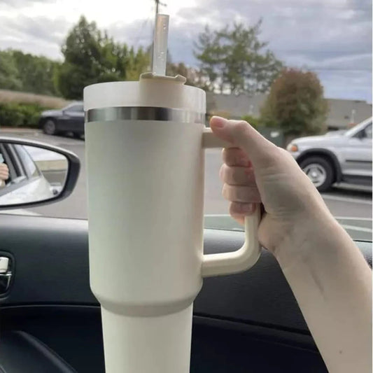 gourde avec paille en voiture