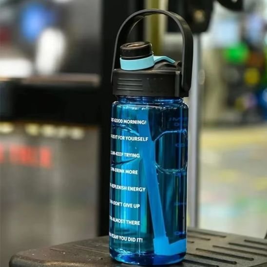 Gourde bleue fermée sur table