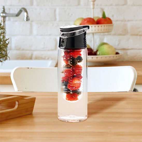 Gourde en plastique noire avec fruits infusés