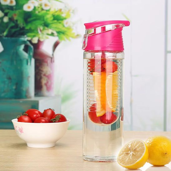 Gourde en plastique rose avec fruits infusés