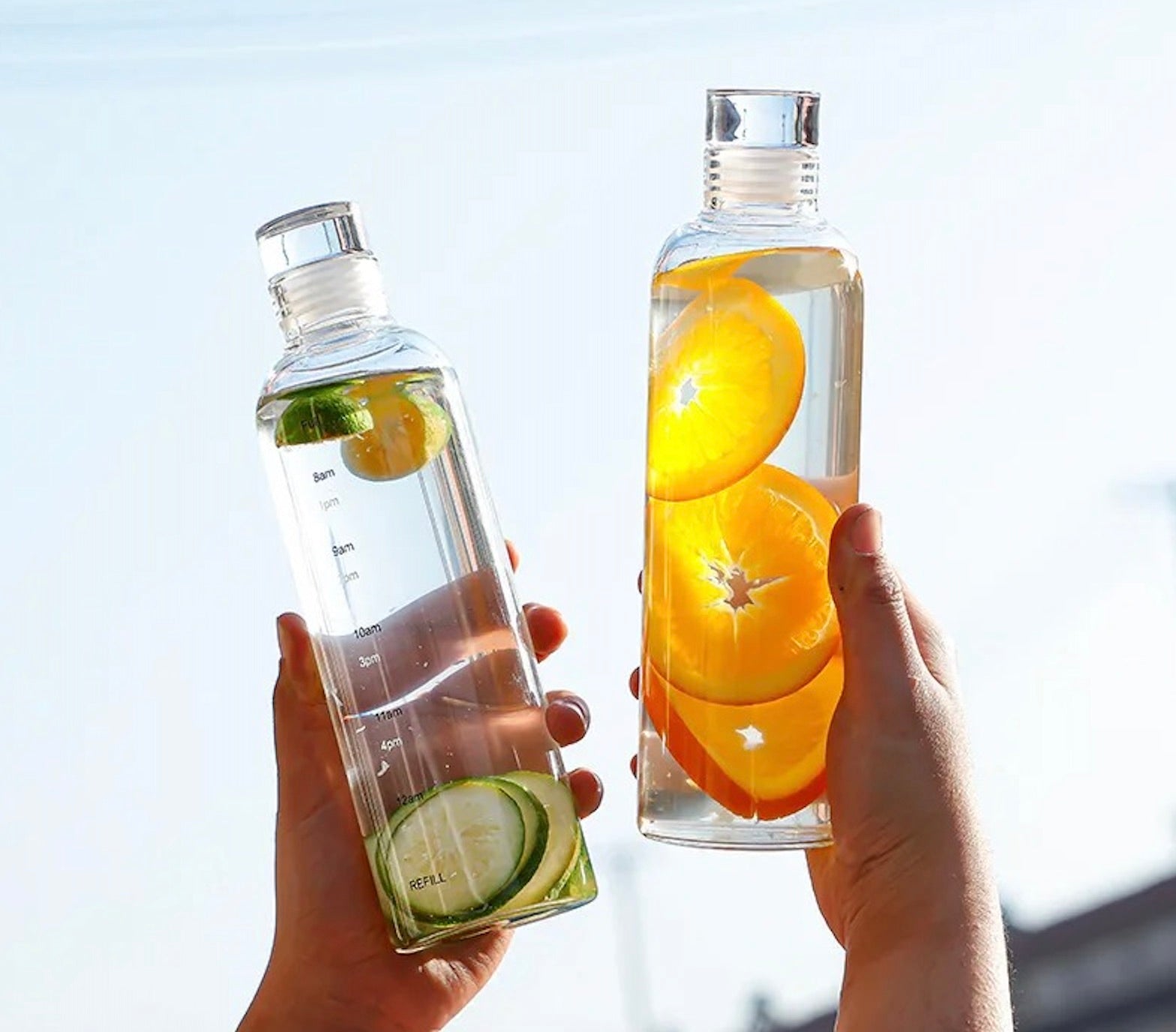 gourde en verre avec fruits ou légumes dans eau 
