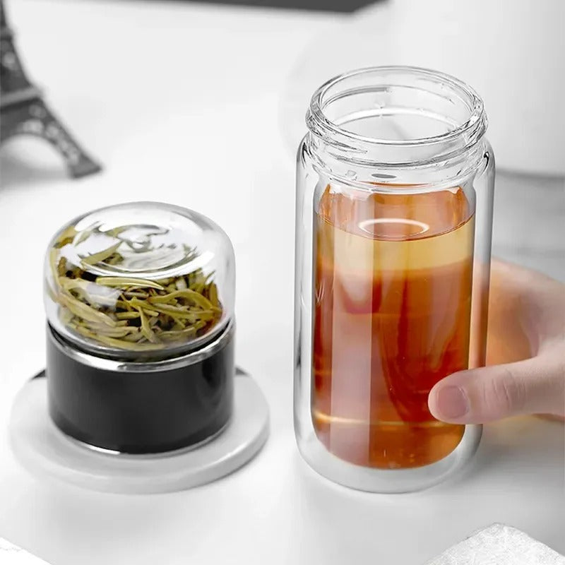 gourde en verre noire avec infusion tisane