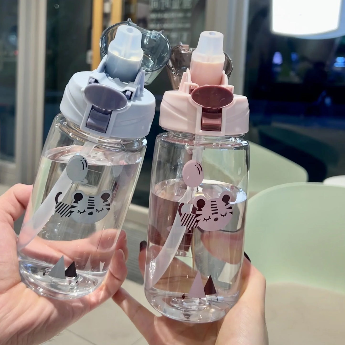gourde enfant bleue ou rose ouverture un clic