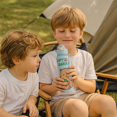Gourde enfant Capybara bleue mains garçonnet