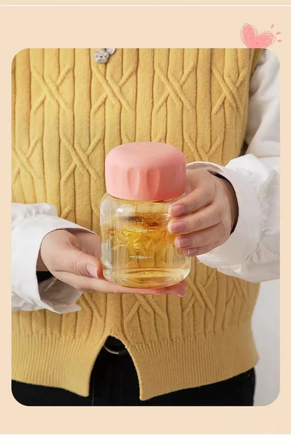 gourde enfant rose dans mains maman