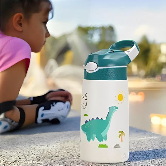 Gourde enfant verte accompagne fillette activité plein air