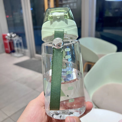 gourde enfant verte avec cordon transport même couleur