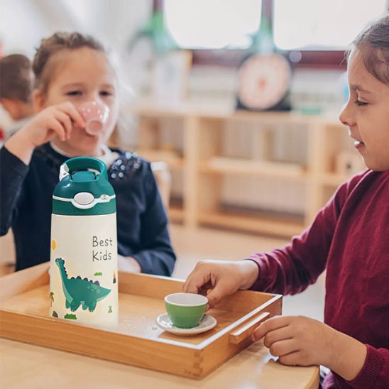 Gourde enfant verte désaltère deux fillettes en garderie