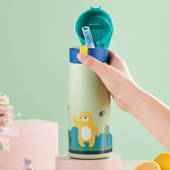 Gourde enfant verte ouverte avec paille silicone