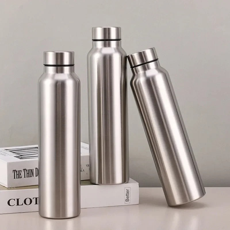 gourde inox forme allongée sur table bureau