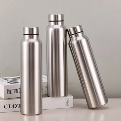 gourde inox forme allongée sur table bureau
