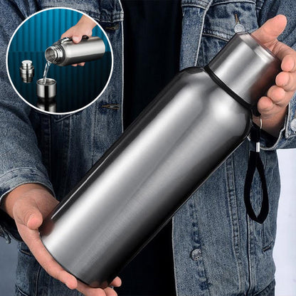 Gourde isotherme argent dans mains homme