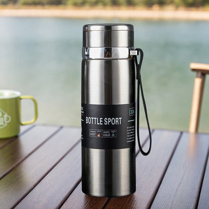 Gourde isotherme argent sur quai lac