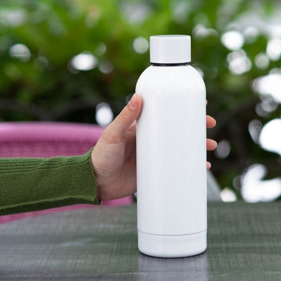 Gourde isotherme blanche sur table