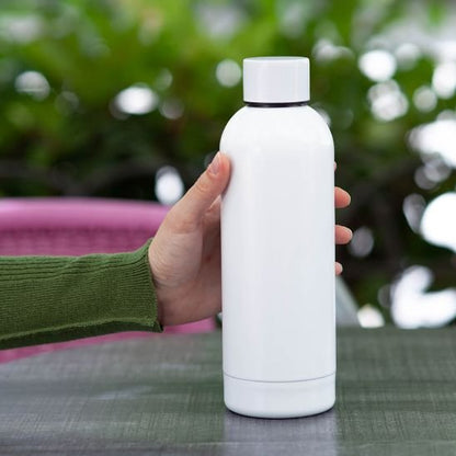 Gourde isotherme blanche sur table