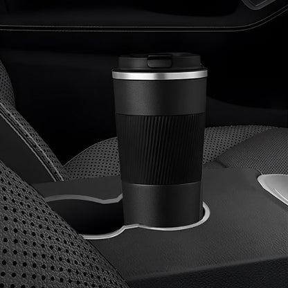 Gourde isotherme dans porte-gobelet voiture