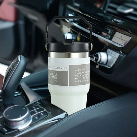 Gourde isotherme dans porte-gobelet voiture