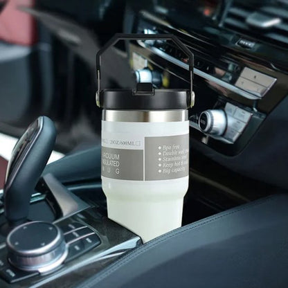 Gourde isotherme dans porte-gobelet voiture