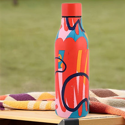 Gourde isotherme rouge sur nappe