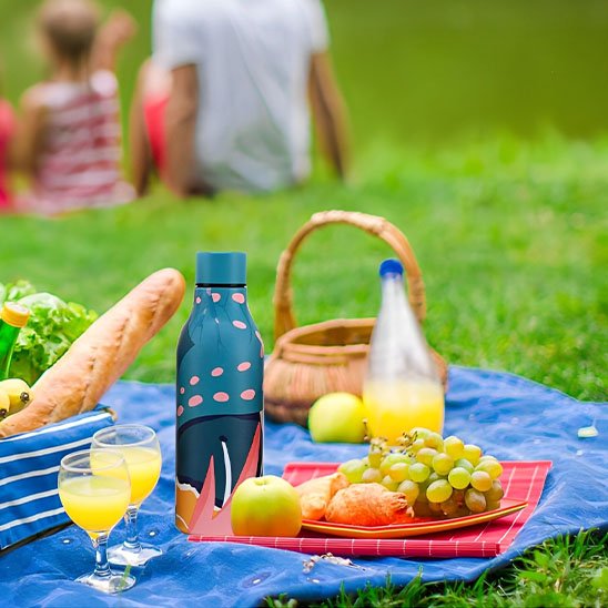 Gourde isotherme sur nappe pique-nique