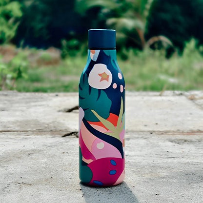 Gourde isotherme sur sol dehors