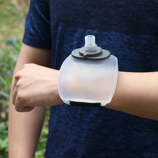 Gourde plastique blanche sur poignet plein air