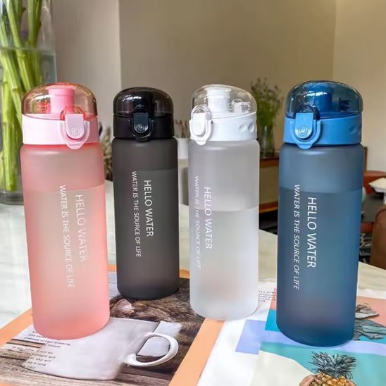 Gourde plastique disponible en rose noir blanc ou bleu