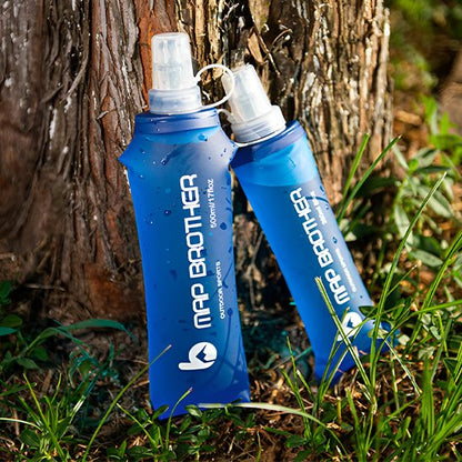 Gourde souple transparante adossée arbre