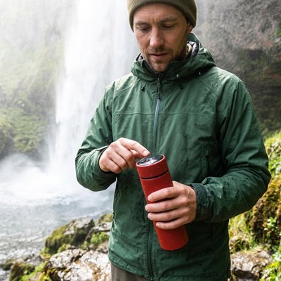 Homme appuie affichage bouteille isotherme pour vérifier température
