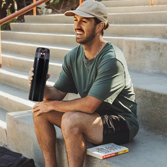 Homme assis avec gourde isotherme ThermaLite