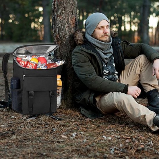 Homme assis forêt avec sac a dos isotherme 