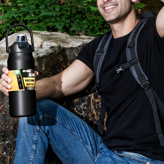 Homme assis plein air avec bouteille isotherme noire