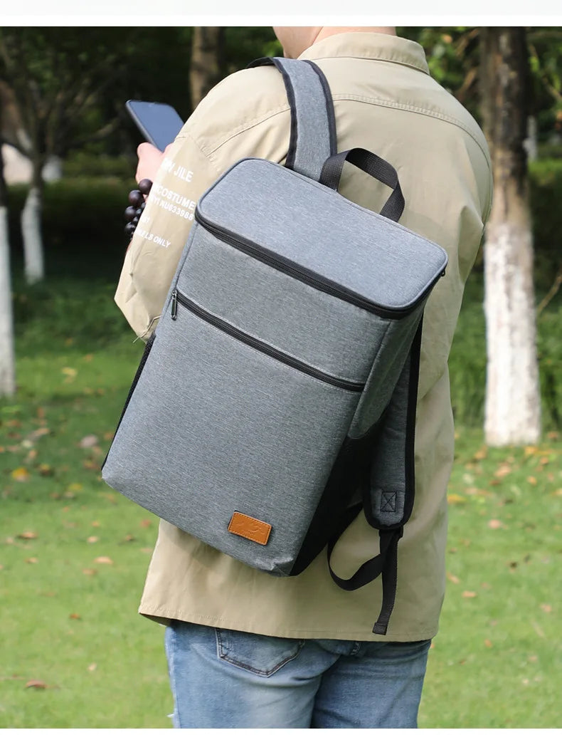 homme avec glaciere sac a dos grise