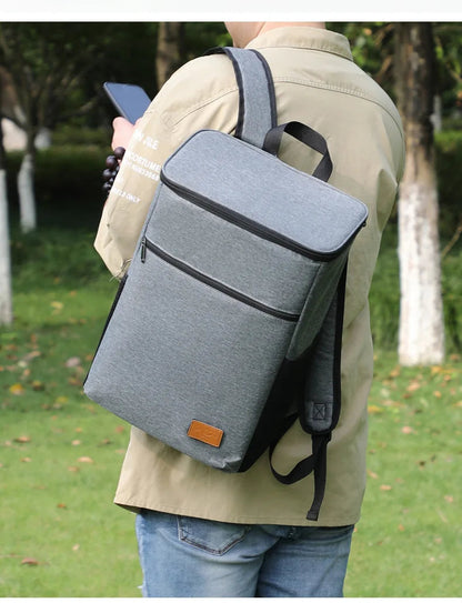 homme avec glaciere sac a dos grise