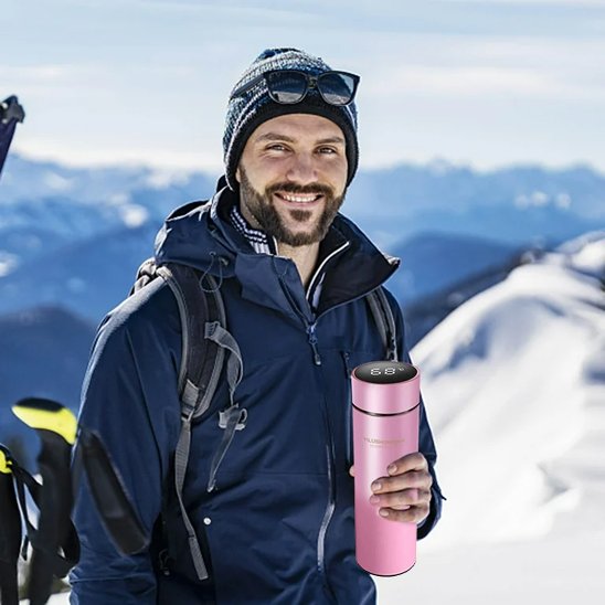Homme avec gourde isotherme en plein air