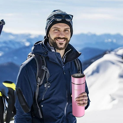 Homme avec gourde isotherme en plein air