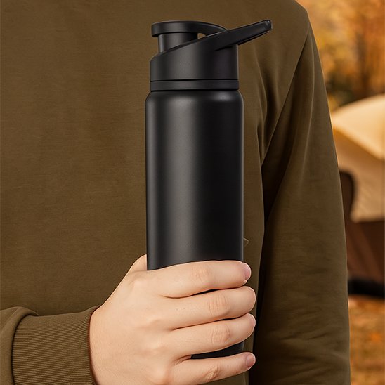 Homme avec une des gourdes isothermes plein air