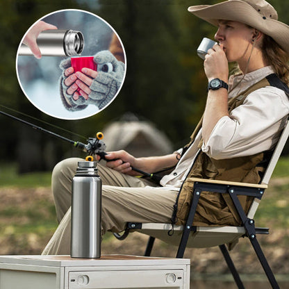Homme boit avec gourde isotherme plein air