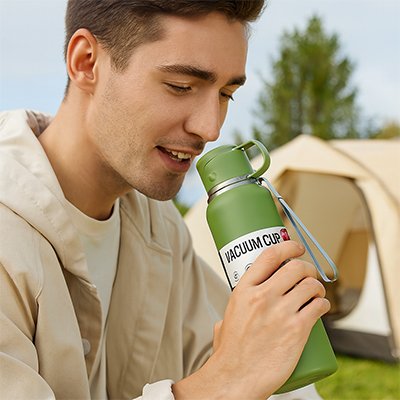 Homme buvant avec bouteille isotherme