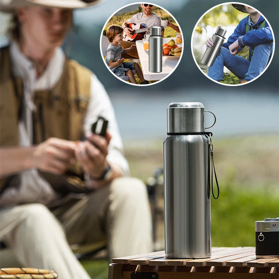 Homme gourde isotherme argent près eau