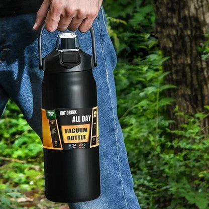 Homme marche dehors avec bouteille isotherme noire 