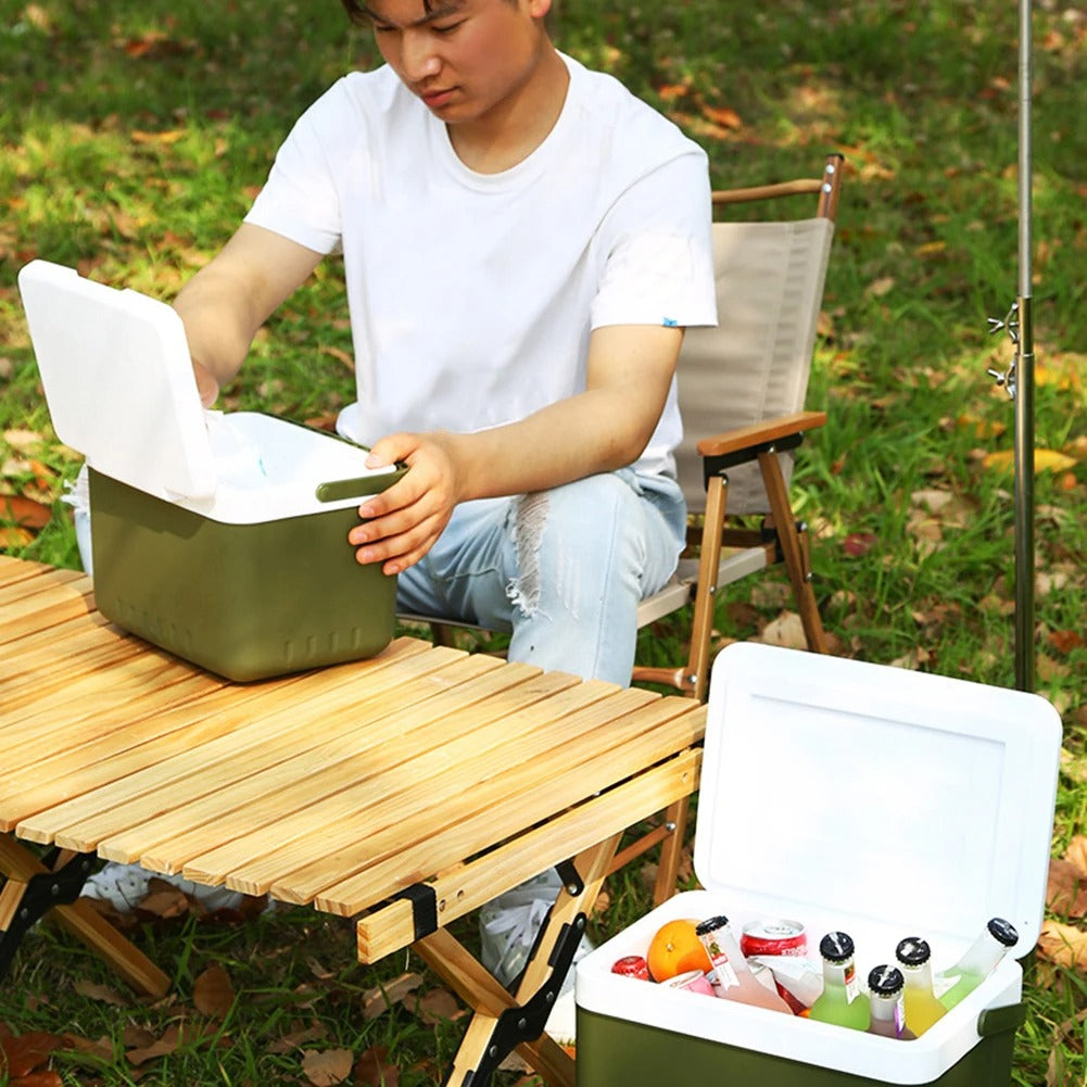 homme ouvre glacière table camping
