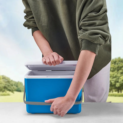 homme ouvre l'une des glacières bleues-dehors