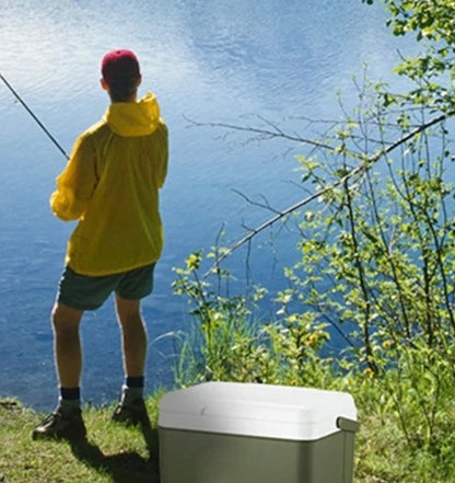 homme pêche avec glacière au sol