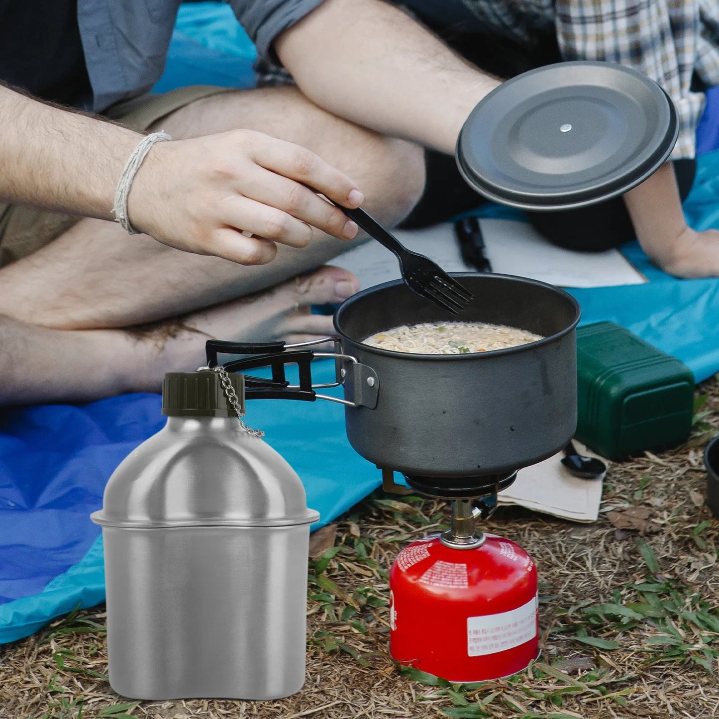 homme pique-nique avec gourde aluminium 1l camping