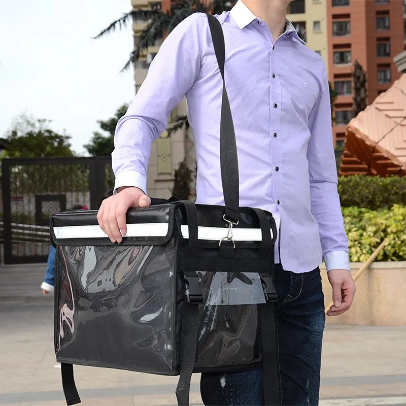 homme porte en bandoulière glaciere souple noire