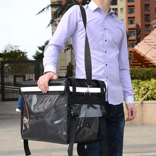 homme porte en bandoulière glaciere souple noire