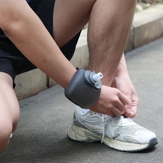 Homme prépare jogging avec gourde plastique noire 