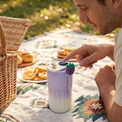 Homme regarde affichage mug isotherme mauve pique-nique